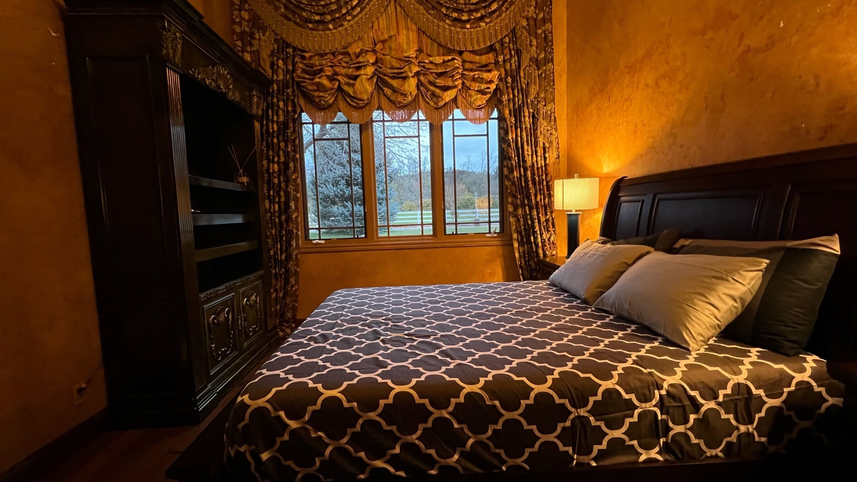 Delightful 4 bedroom ranch with poolside kitchen