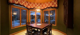 Delightful 4 bedroom ranch with poolside kitchen
