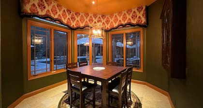 Delightful 4 bedroom ranch with poolside kitchen