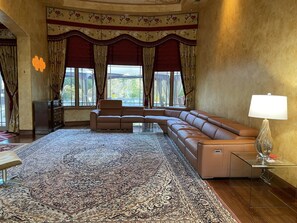 Interior - Delightful 4 bedroom ranch with poolside kitchen (Gilroy)