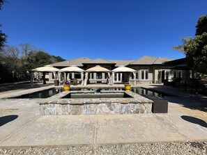 Outdoor pool - Delightful 4 bedroom ranch with poolside kitchen (Gilroy)