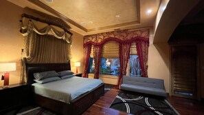 4 bedrooms, desk, iron/ironing board, free WiFi - Delightful 4 bedroom ranch with poolside kitchen (Gilroy)