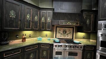 雪櫃、微波爐、焗爐、爐具