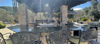 Delightful 4 bedroom ranch with poolside kitchen