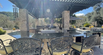 Delightful 4 bedroom ranch with poolside kitchen