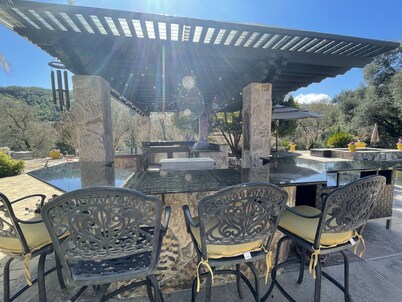 Delightful 4 bedroom ranch with poolside kitchen