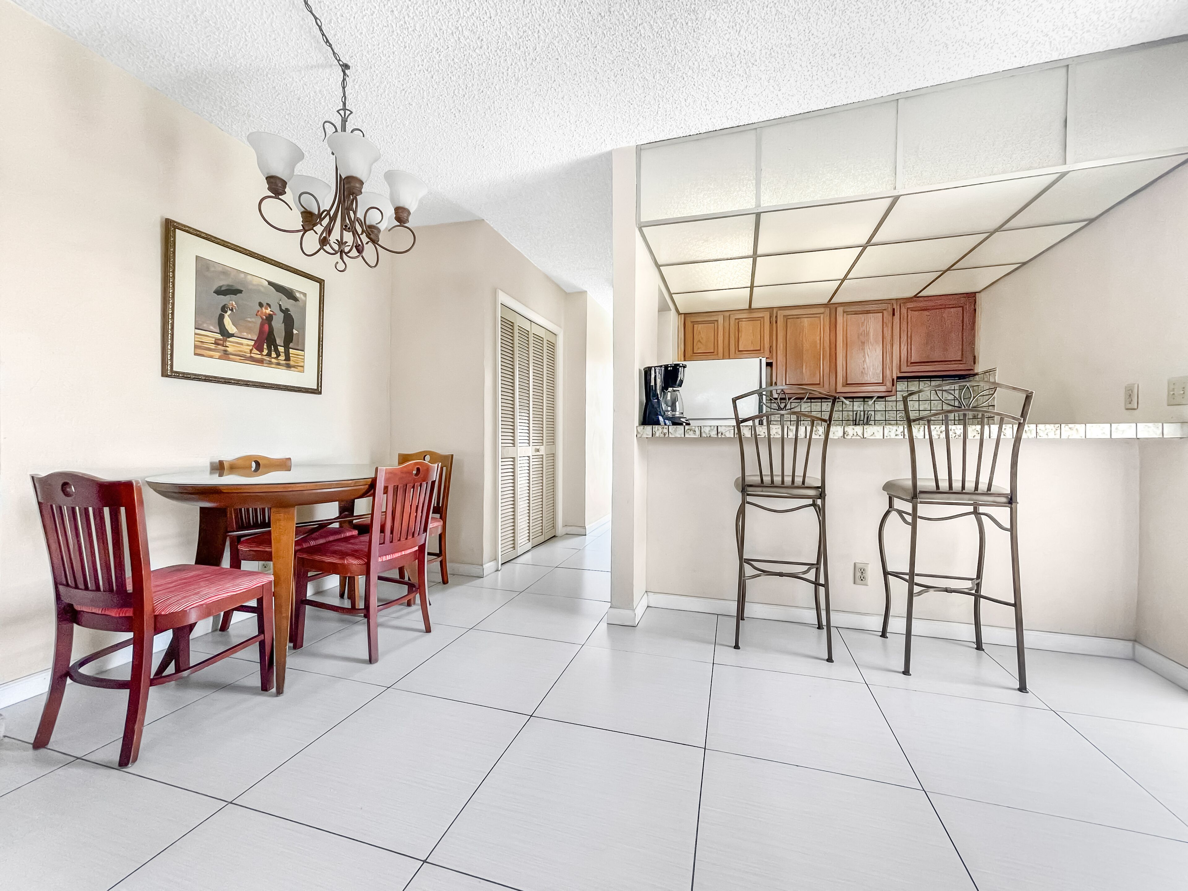 小型公寓 | 起居区 | 平板电视、打印机