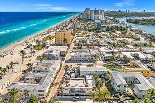 Un paisaje urbano costero con playa, edificios y cielo despejado.