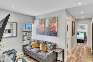 Deluxe Penthouse | Living area - Neptune Oceanfront Rentals (Hollywood)