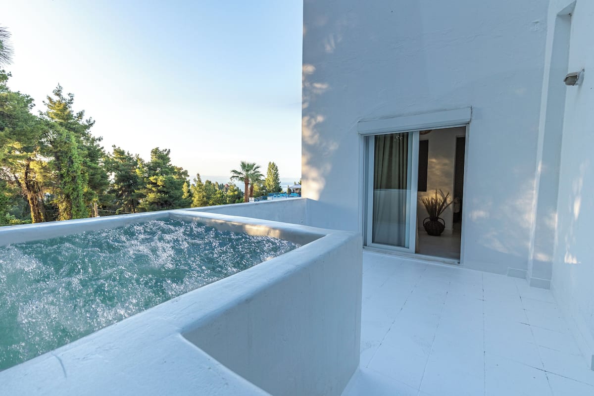 Junior Quadruple Room, 1 King Bed with Sofa bed, Hot Tub, Sea View | In-room safe, desk, free WiFi