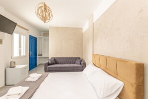 Deluxe-Dreibettzimmer, 1 King-Bett und Schlafsofa, Meerblick | Zimmersafe, Schreibtisch, kostenloses WLAN