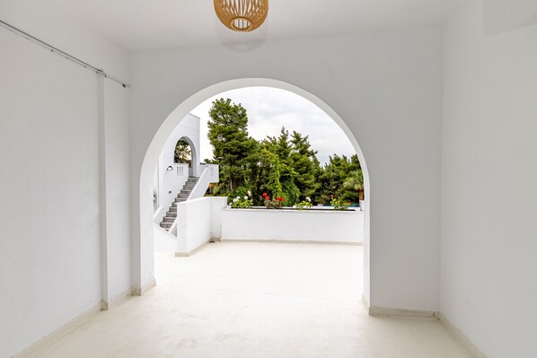 Deluxe Double Room, 1 King Bed, Sea View | In-room safe, desk, free WiFi