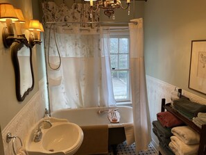 Combined shower/bathtub, deep-soaking bathtub, hair dryer, bathrobes - The Captain's House bed & breakfast (Midland)