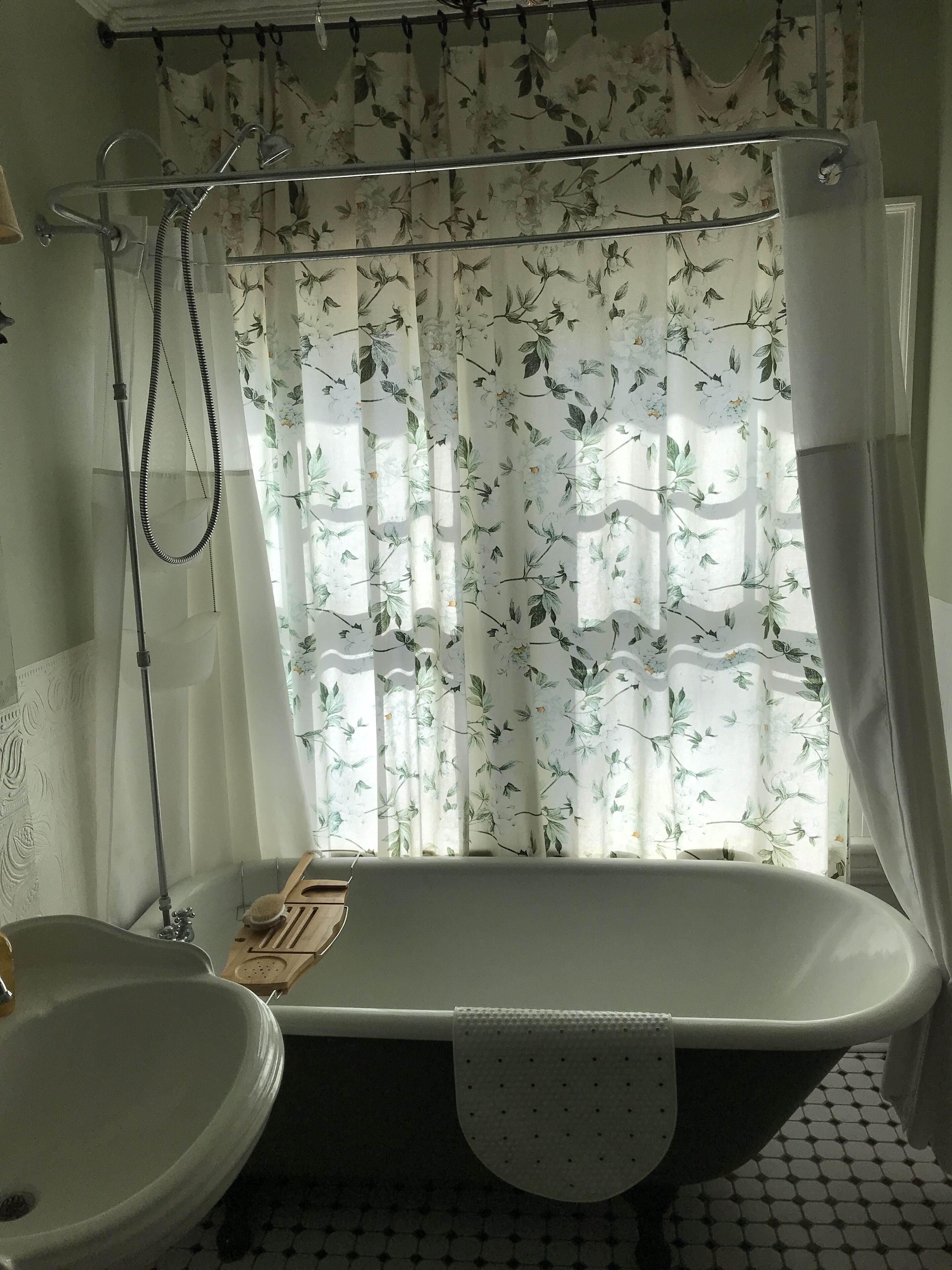Un baño con bañera, ducha y lavamanos.