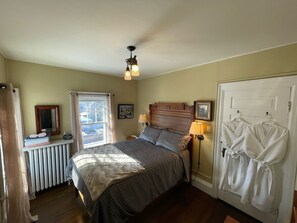 Individually decorated, individually furnished, free WiFi - The Captain's House bed & breakfast (Midland)