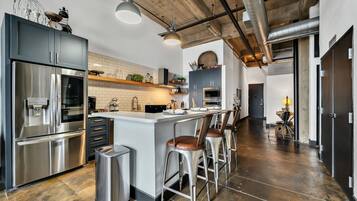 Frigorífico, microondas, horno y placa de cocina