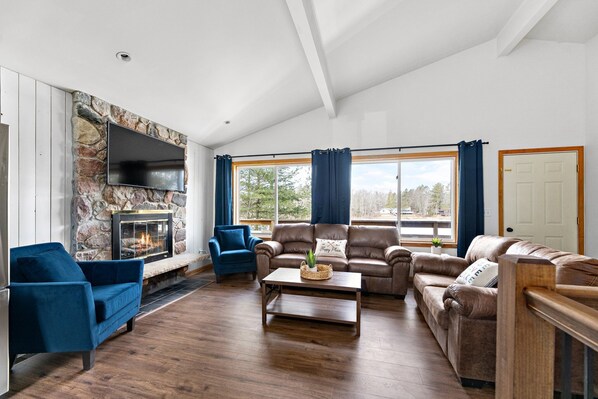 Smart-TV, Kamin, Tischfußball, Bücher