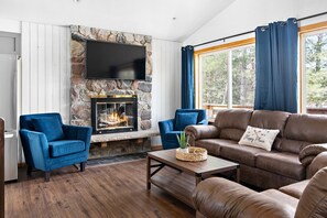 Téléviseur connecté, foyer, table de baby-foot, livres