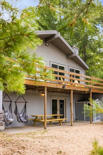 5 STARS! LAKE FRONT! NEW DOCK! Large, clean  & spacious! Book 2026 NOW!