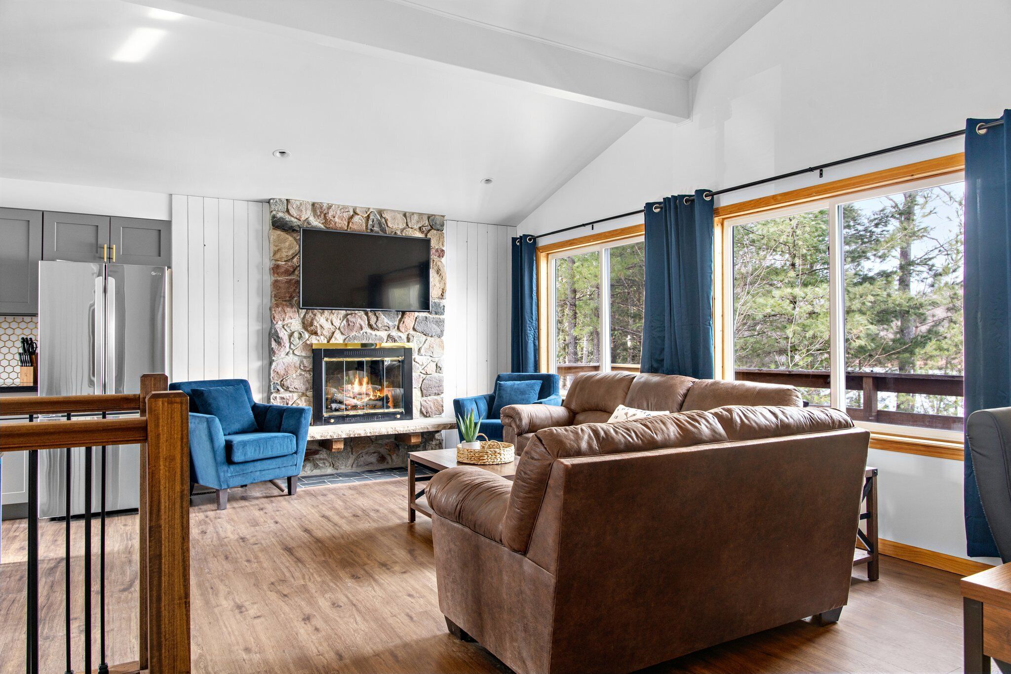 Book NOW for Fall and Winter! Water front Lake house on Long lake!!!