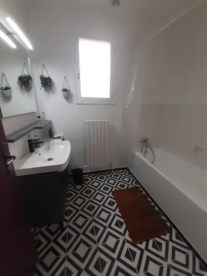 Badewanne, Haartrockner, Handtücher, Seife