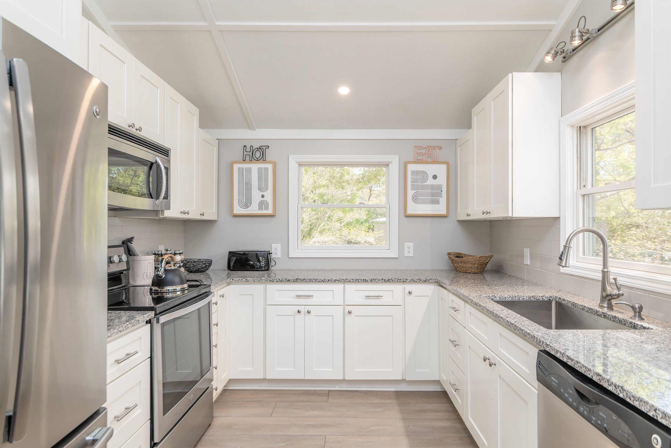 FREE Golf Rounds, Putt Putt, and 2 Bikes! 1 Block to Beach, Large Heated Pool