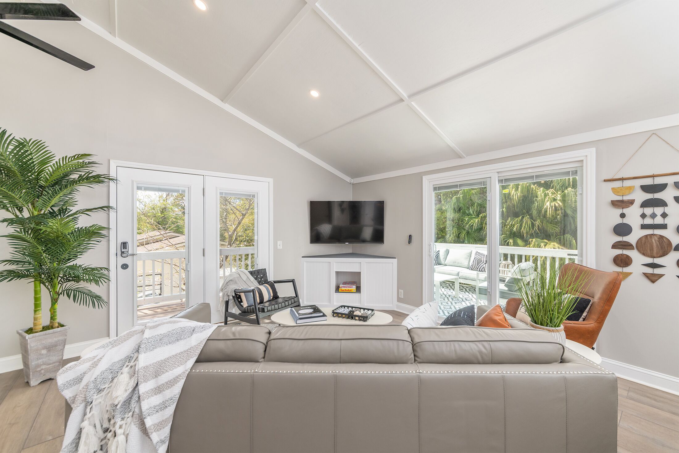 FREE Golf Rounds, Putt Putt, and 2 Bikes! 1 Block to Beach, Large Heated Pool