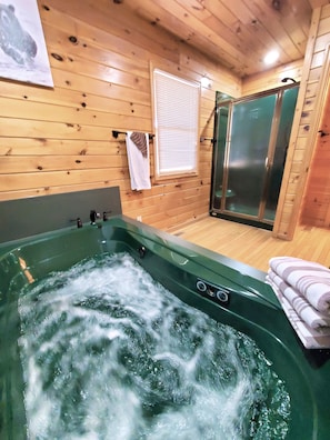 Combined shower/tub, jetted tub, hair dryer, towels