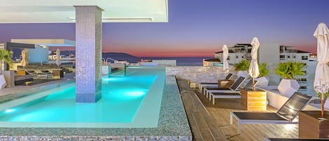 Alberca al aire libre y alberca climatizada