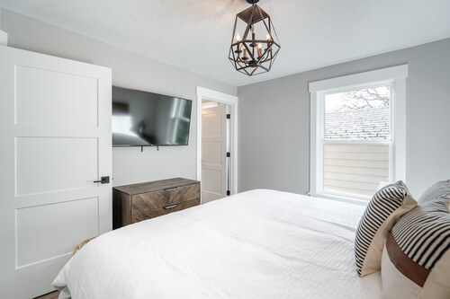 Moxie Kincaid, Lux 3 bedroom/2bath, Close to campus,