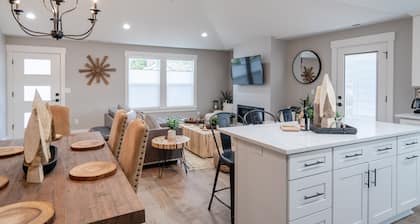 Moxie Kincaid House: University Bungalow