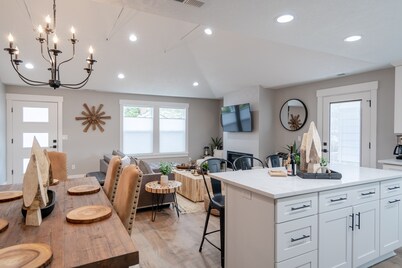 Moxie Kincaid, Lux 3 bedroom/2bath, Close to campus,