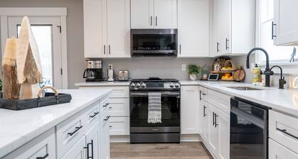 Moxie Kincaid House: University Bungalow