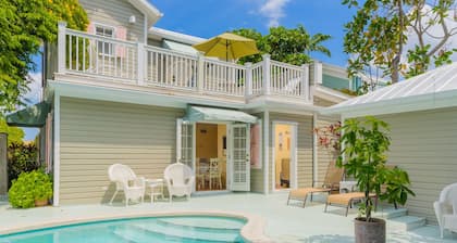 Poolside Queen Room Steps from Duval!