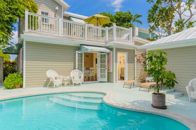 Poolside Queen Room Steps from Duval!