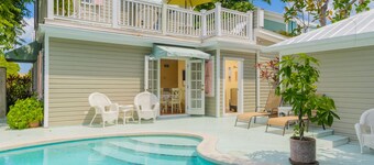 Poolside King Room Steps from Duval!