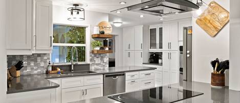 Frigorífico, microondas, horno y placa de cocina