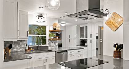 NEW Naples Modern Farmhouse w/Heated Pool, Sleep 10