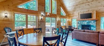 Gorgeous dog-friendly cabin with great view, deck, hot tub, & gas fireplace