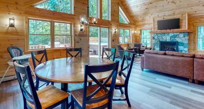 Gorgeous dog-friendly cabin with great view, deck, hot tub, & gas fireplace