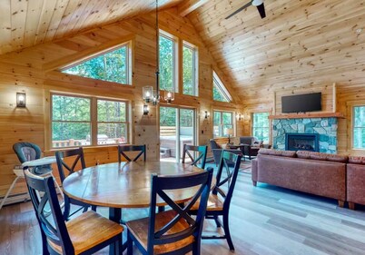 Gorgeous dog-friendly cabin with great view, deck, hot tub, & gas fireplace