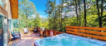 Gorgeous dog-friendly cabin with great view, deck, hot tub, & gas fireplace