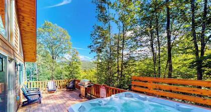 Gorgeous dog-friendly cabin with great view, deck, hot tub, & gas fireplace