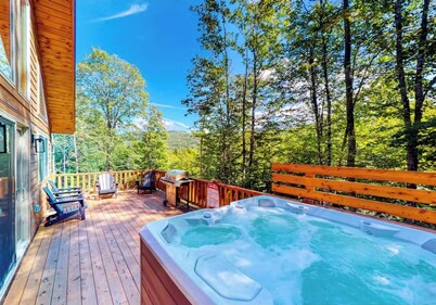Gorgeous dog-friendly cabin with great view, deck, hot tub, & gas fireplace