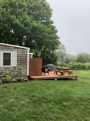 Outdoor dining - Country cottage overlooking horse farm (East Hampton)