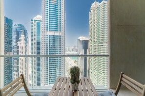 Classic Apartment | Balcony - HiGuests - Marina Heights (Dubai)