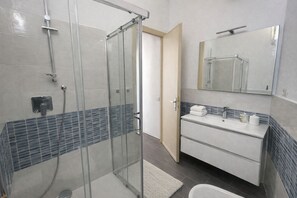 Combined shower/bathtub, hair dryer, bidet, towels - Spanish Tower of Capo Galera (or Lazaretto) (Sardegna)