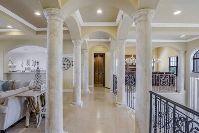 Huge Estate, Heated Pool, Water View, King beds, Sleeps 20