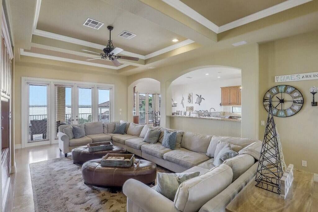 Smart TV, libros, estéreo y oficina 