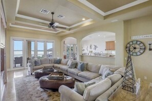 Smart-tv, boeken, een stereo en een kantoor